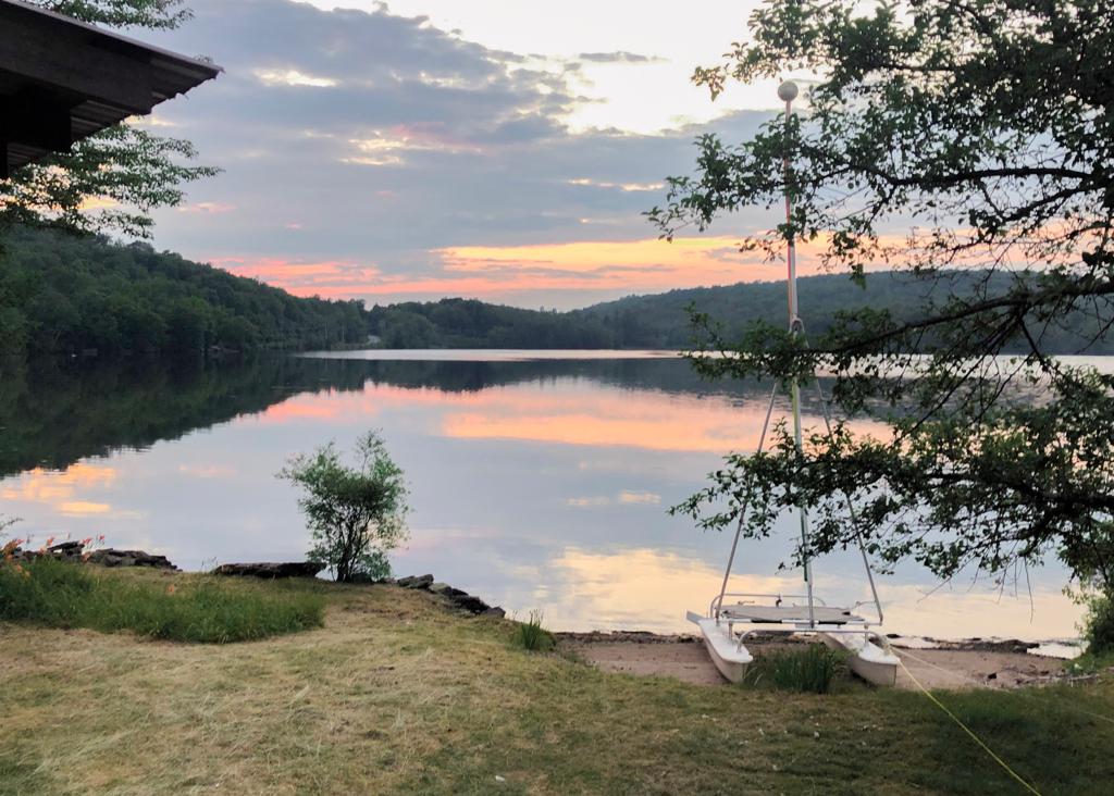 Lakefront Colonial in Swan Lake Newly Renovated FIVE STAR RELAX