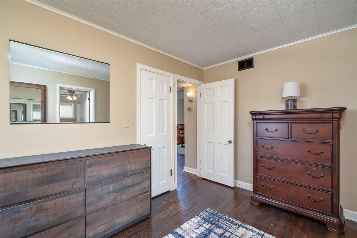 Spacious 2 bedroom /pet friendly/fenced yard Boyd's Bungalows